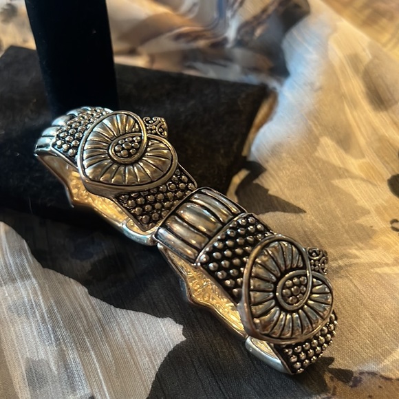 Silver bangle with hearts on it - Picture 3 of 3